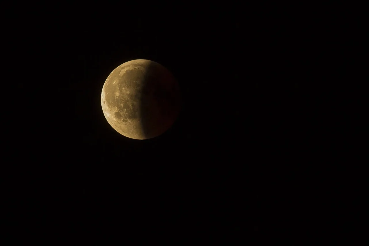 Ay ışığında gece manzarası - karanlık gökyüzü