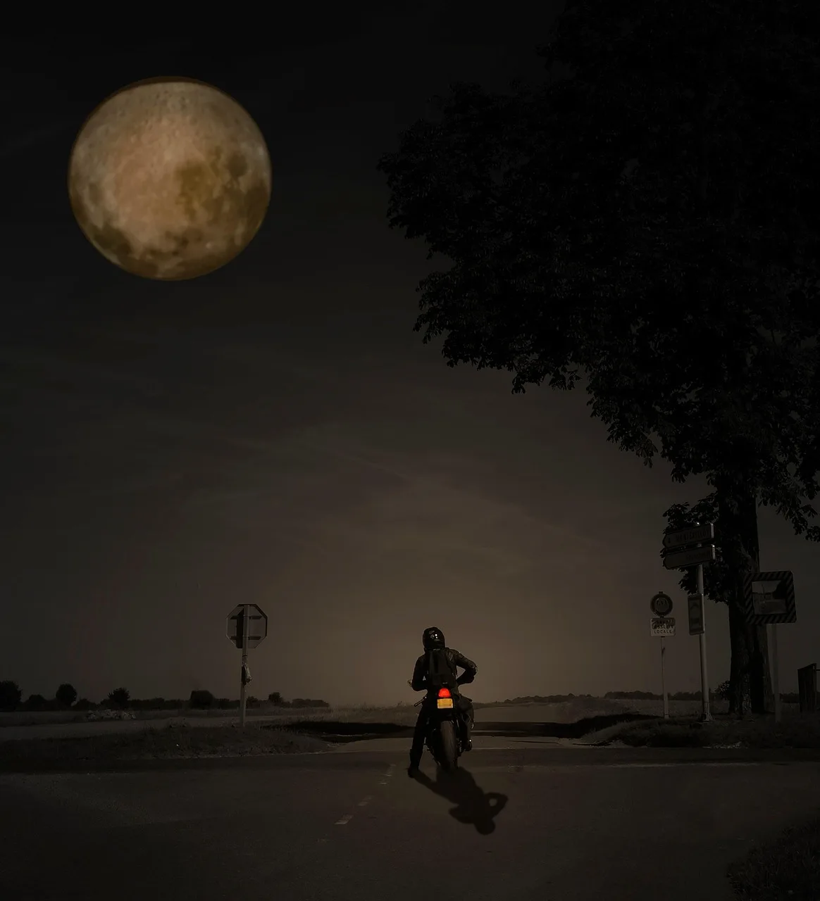 Ay ışığında motosiklet sürüşü - gece yolu