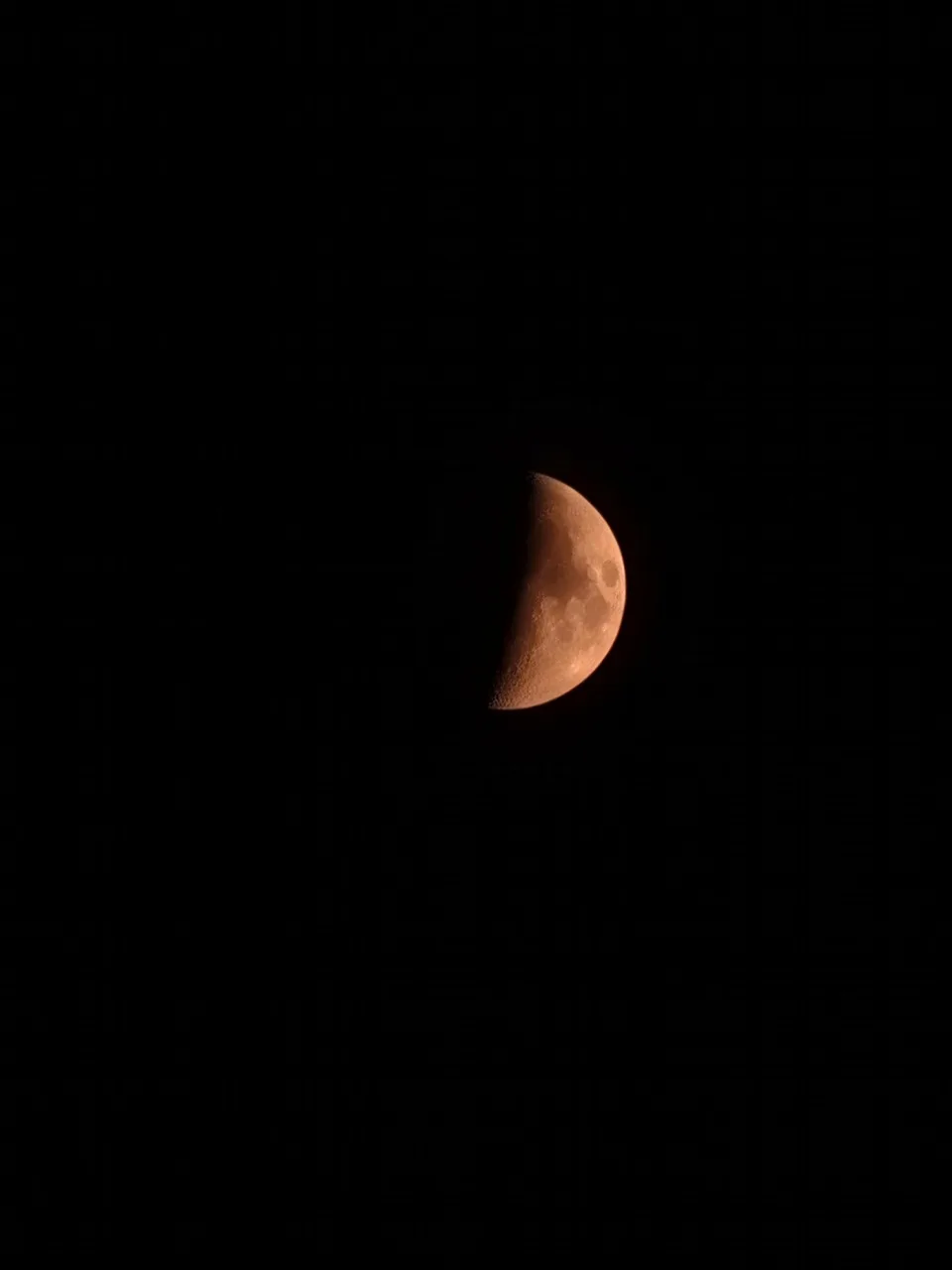 Ay ışığıyla aydınlanan gece gökyüzü manzarası
