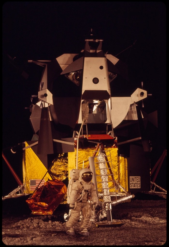 Ay Yüzeyinde Apollo Lunar Modül ve Astronot Tarihi Uzay Fotoğrafı