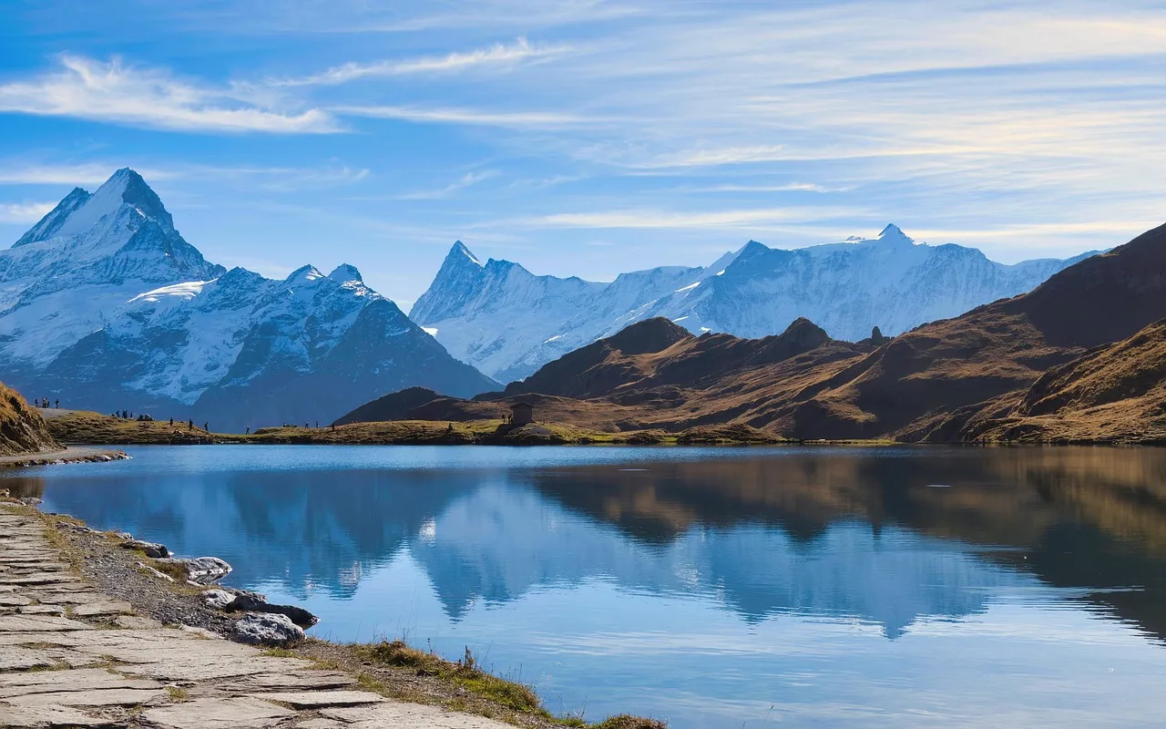 Bachalpsee gölü sonbahar manzarası - alplerin yansıması