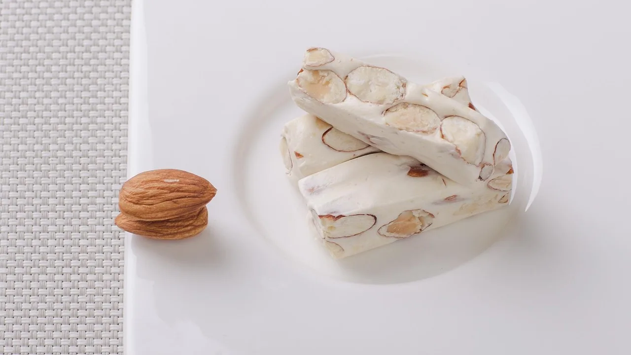 Bademli nougat tatlı fotoğrafı - şık sunum
