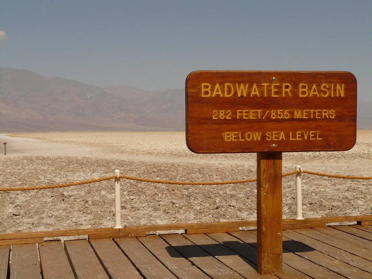 Badwater Çölü tuz gölü - çöl manzarası