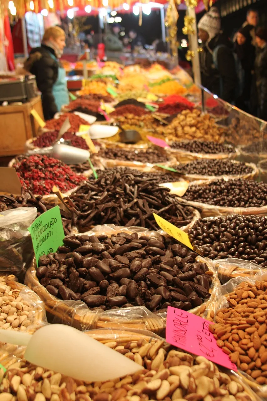 Baharat dolu renkli pazar tezgahı - organik baharatlar