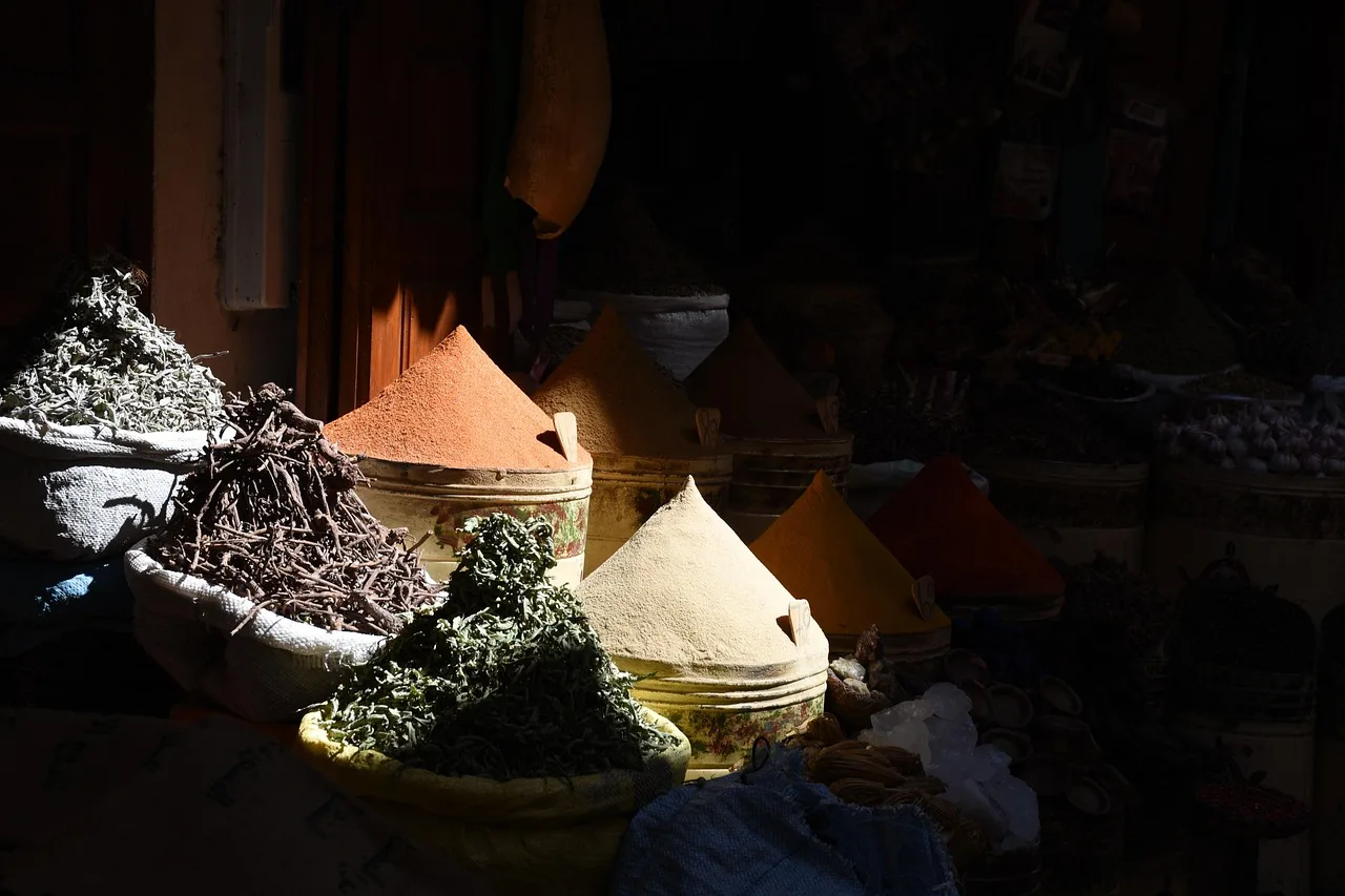 Baharat konileri ve renkli baharatlar pazar görüntüsü