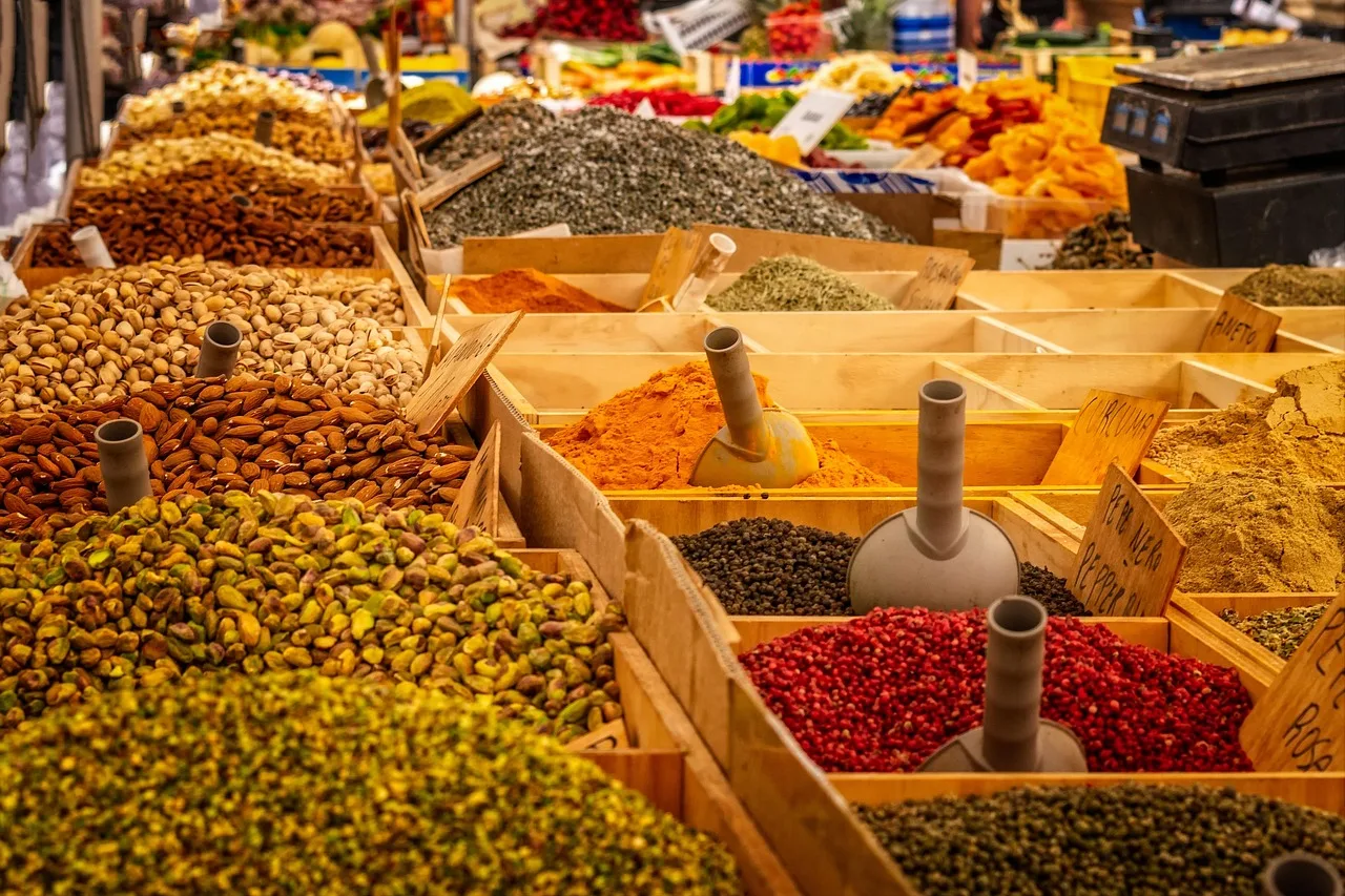 Baharatlı pazar tezgahı - renkli baharatlar