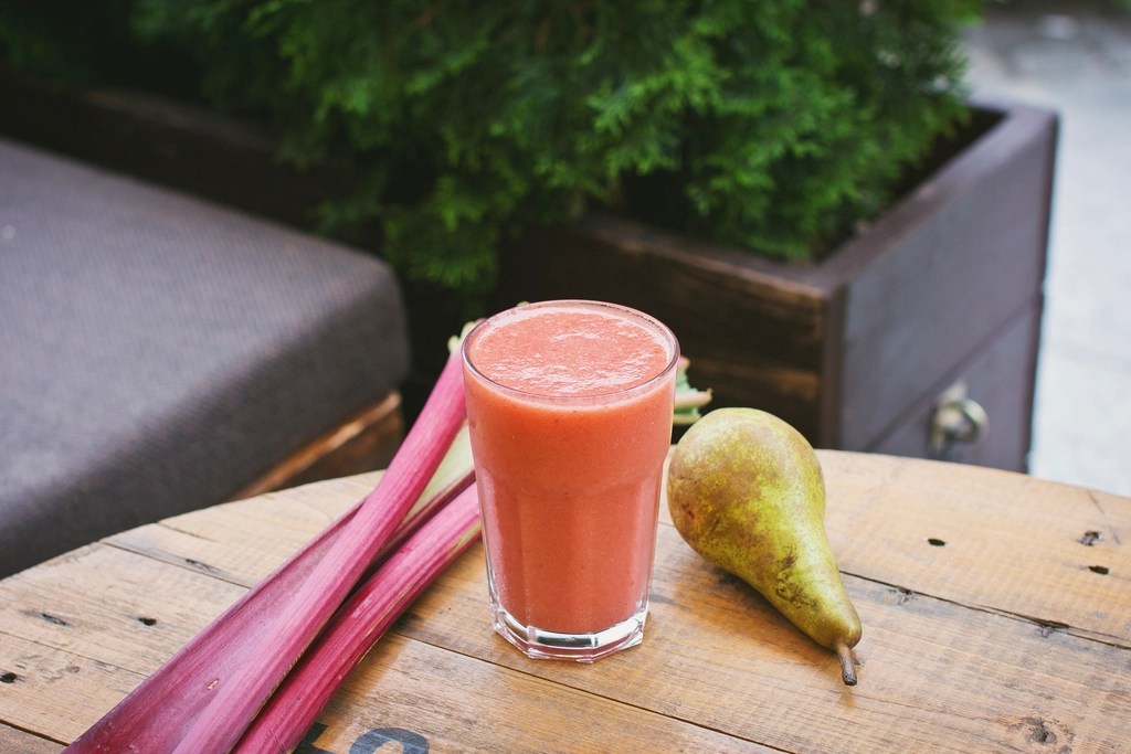 Bahçe Keyfinde Eşlik Edecek Armutlu ve Raventli Vitaminli Smoothie