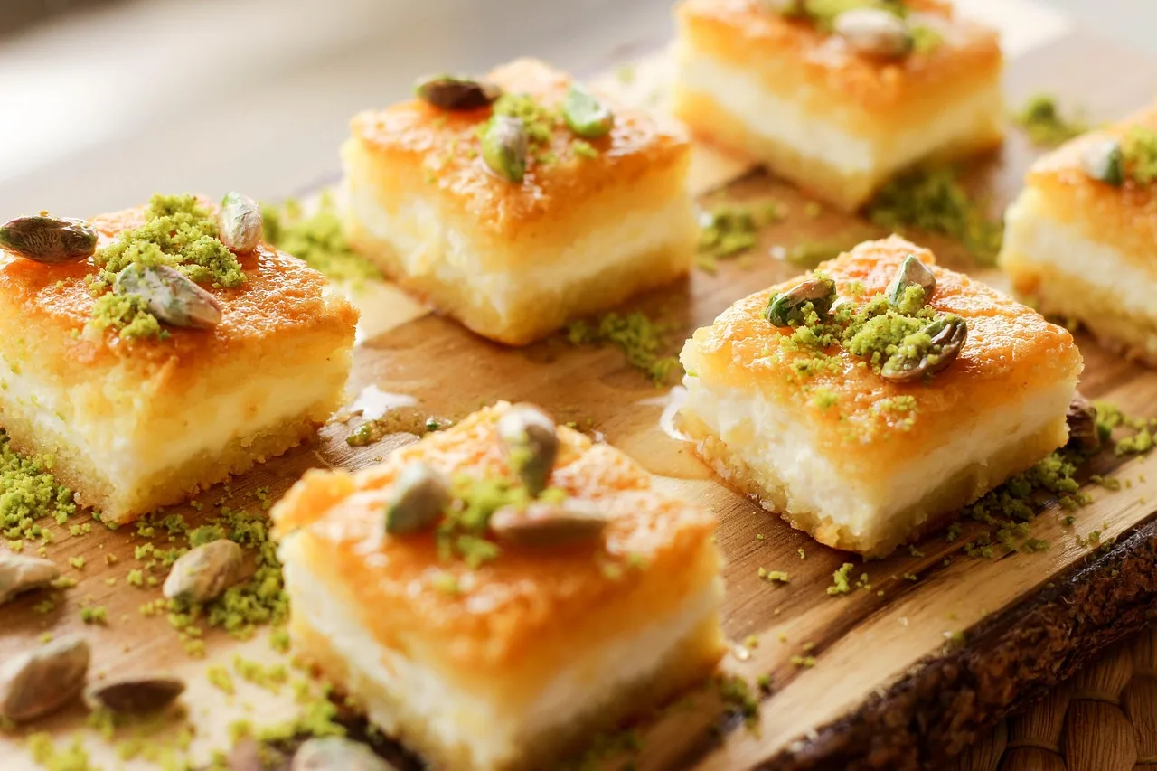Baklava dilimleri ve bal soslu tatlı tepsisi