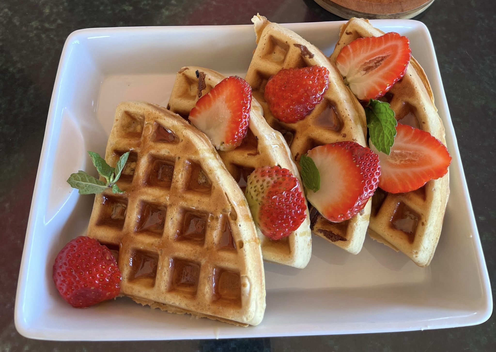 Bal ve Çilekli Sıcacık Waffle Kahvaltı Sofralarının Nefis Tatlı Lezzeti