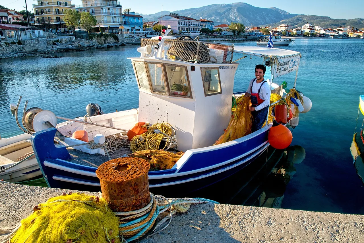 Balıkçı teknesi limanda - Samos Yunanistan manzarası