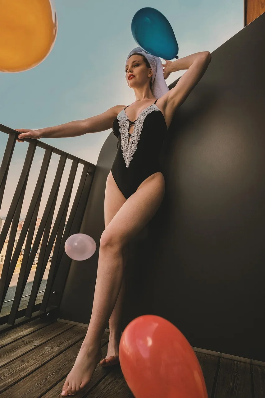Balkonda renkli balonlar ve mayo ile yaz modası fotoğrafı
