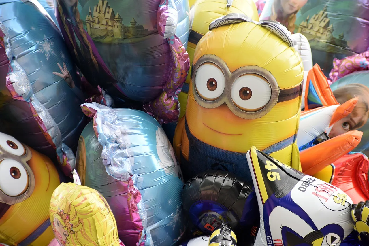 Balonlu festival atmosferi gökyüzünde renkli kutlama