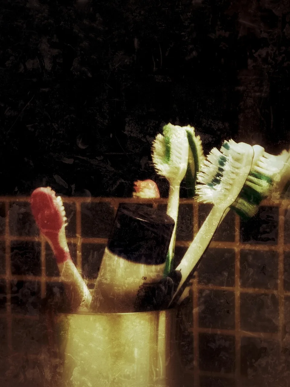 Banyo ayna önünde diş fırçası ve diş macunu düzeni