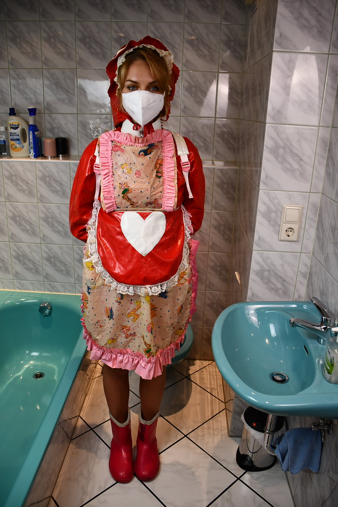 Banyoda pembe kırmızı fırfırlı kostüm ve maske takılı model portresi