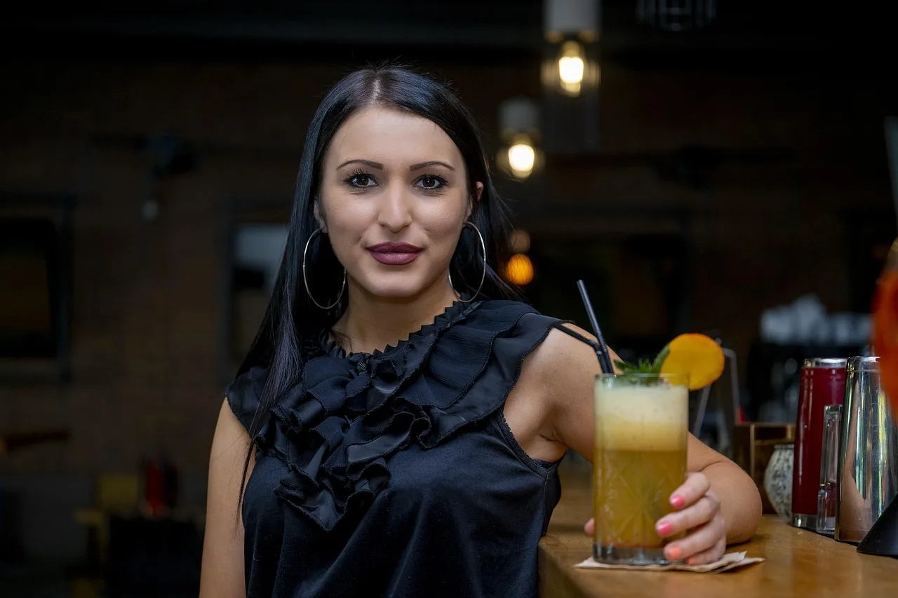 Bar içinde genç kadın kokteyl modeli