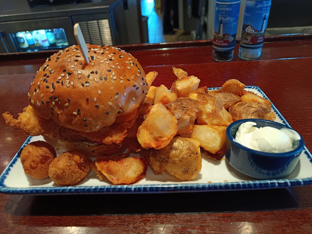 Bar Ortamında Susamlı Burger ve Gold Patates Kızartmasıyla Lezzet Dolu Anlar