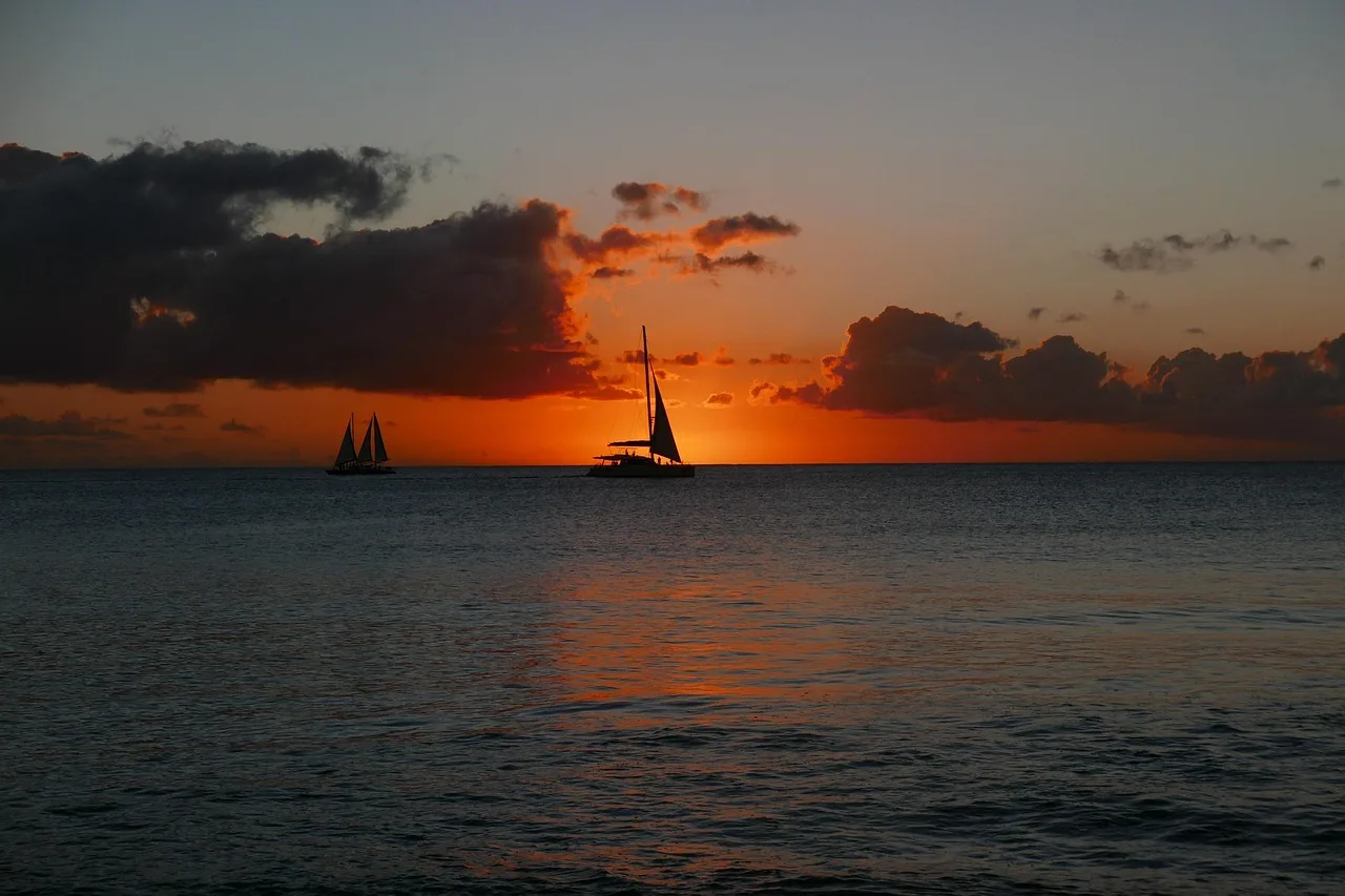 Barbados gün batımı silüetli tekne - tropikal tatil