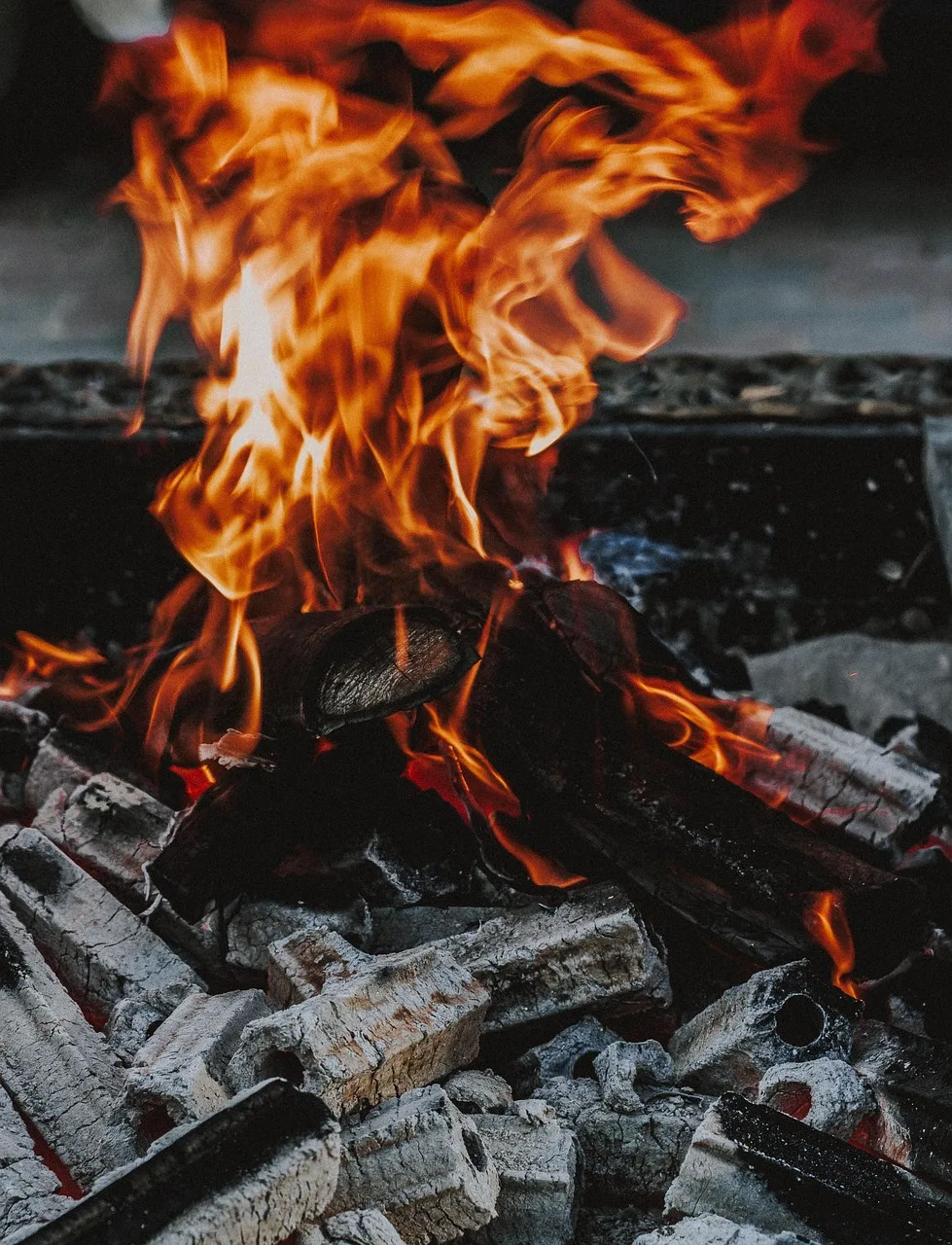 Barbekü ateşi kamp ateşi - sıcak yaz akşamı