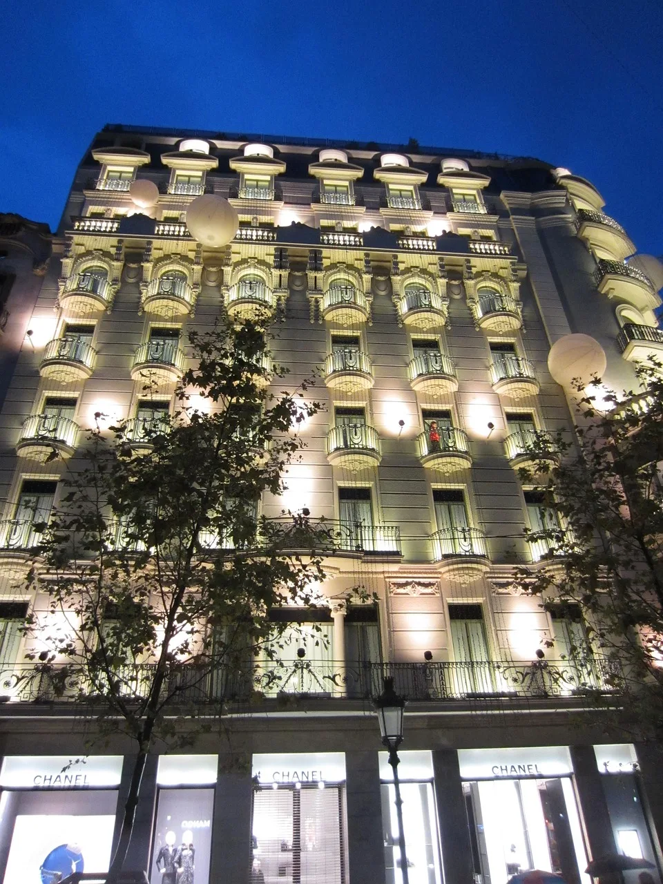 Barcelona akşam ışıklarıyla şehir ev manzarası