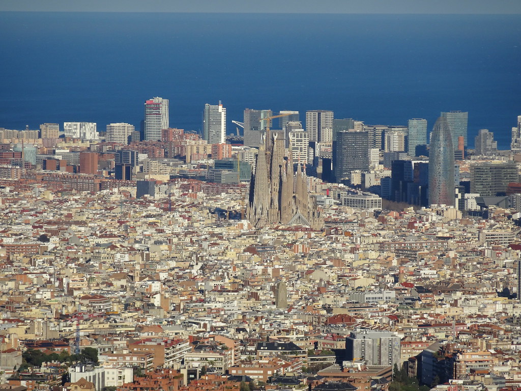 Barcelona'nın İkonik Silüeti: Sagrada Familia ve Akdeniz'in Büyüleyici Uyumu