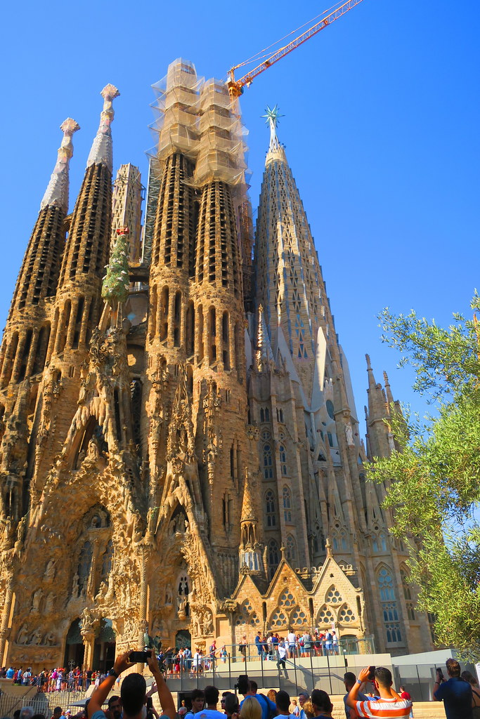 Barcelona Sagrada Familia: Gaudi'nin Efsanevi Bazilikası ve Devam Eden İnşaatı