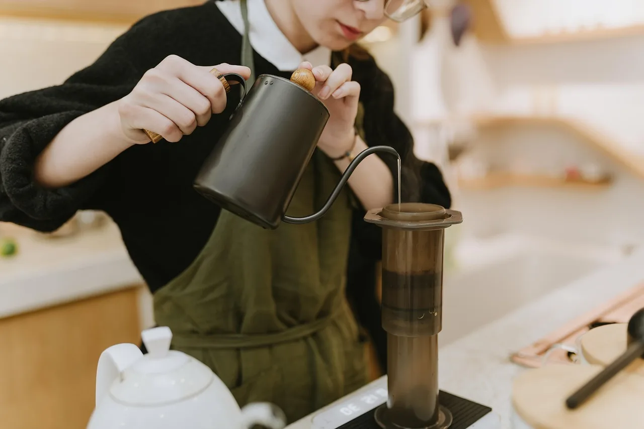 Barista kız kahve hazırlığı fotoğrafı