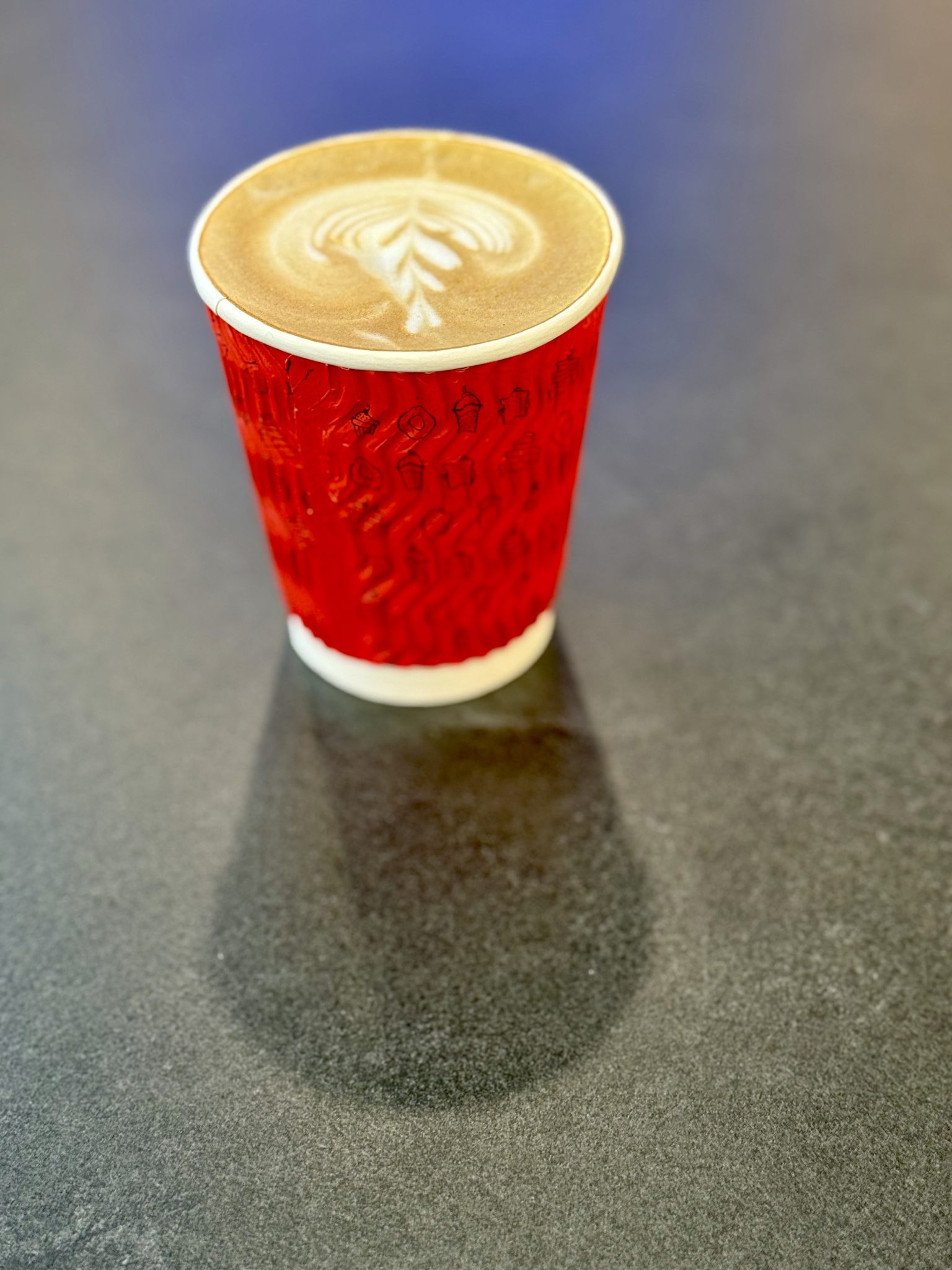 Barista Tasarımı Kırmızı Karton Bardakta Sıcak Latte Kahve Fotoğrafı