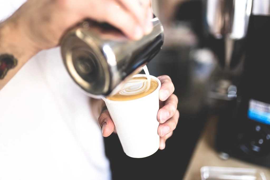 Baristanın Eliyle Kağıt Bardağa Latte Sanatı Yapılırken Çekilmiş Kare
