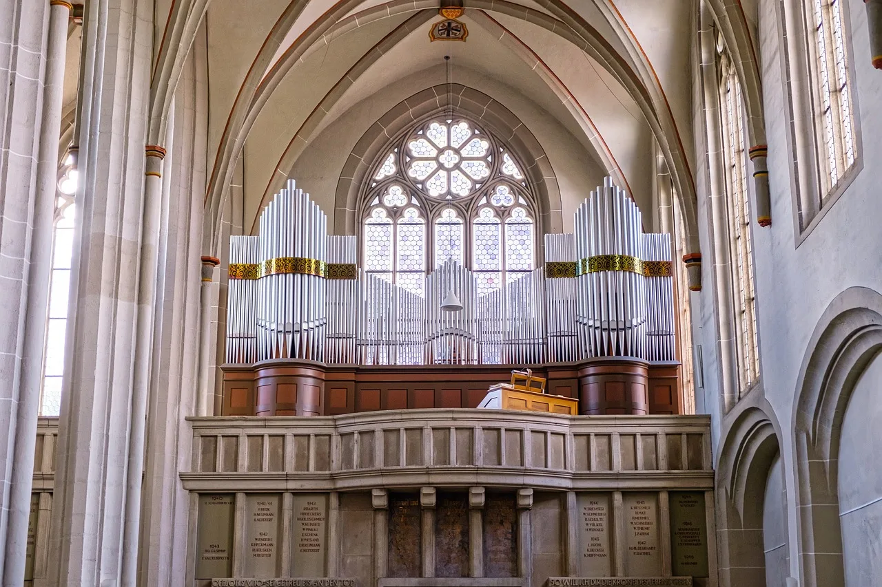 Barok kilise iç mekânı - org ve vitray