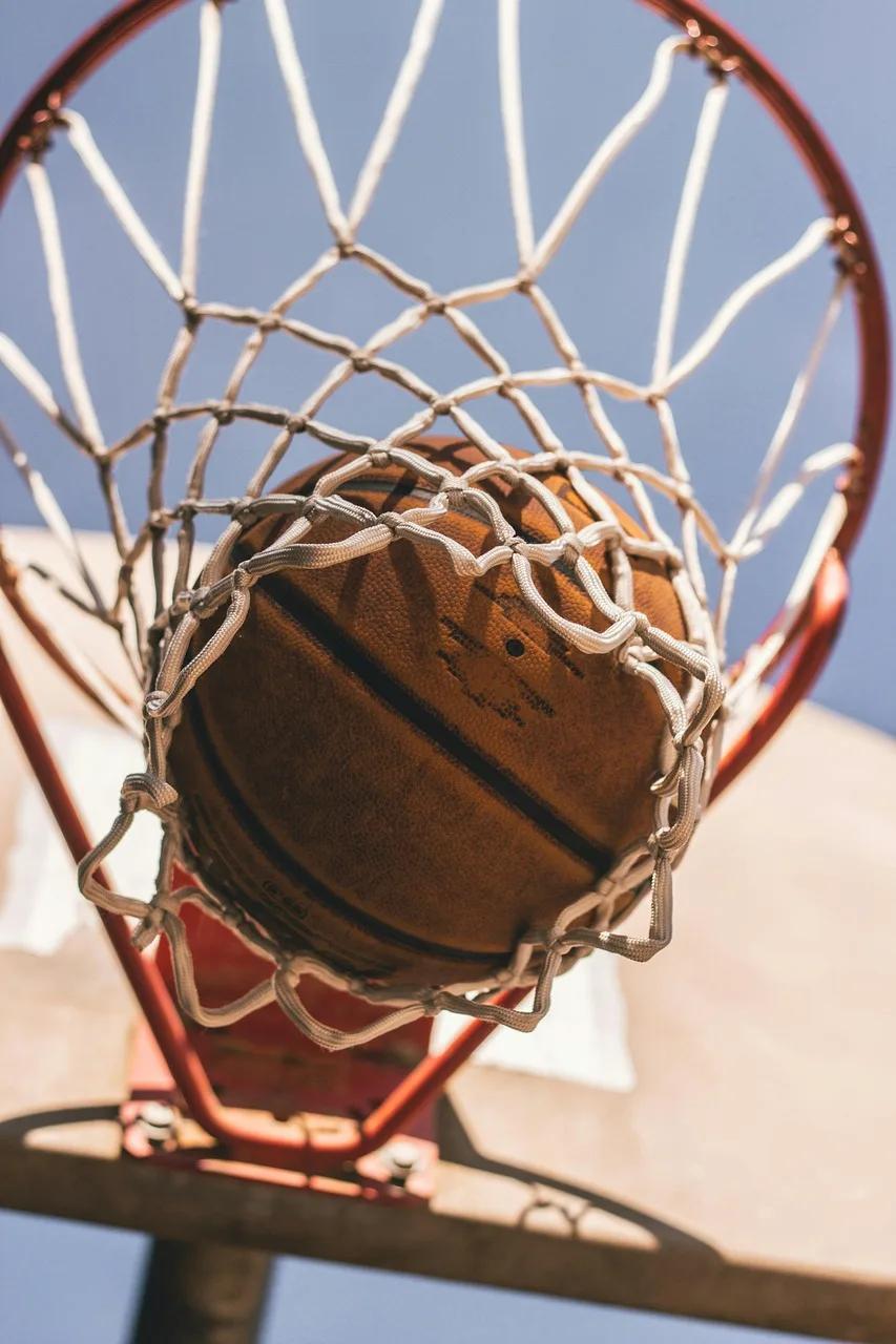Basketbol potası ve genç oyuncu silueti