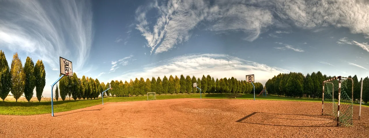 Basketbol sahası panoramik geniş görünüm