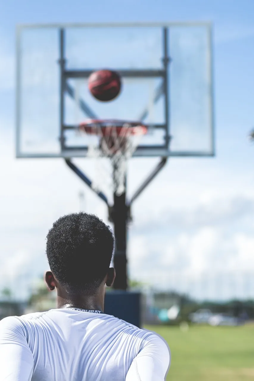 Basketbol sahasında afroamerikan adam top sürüyor