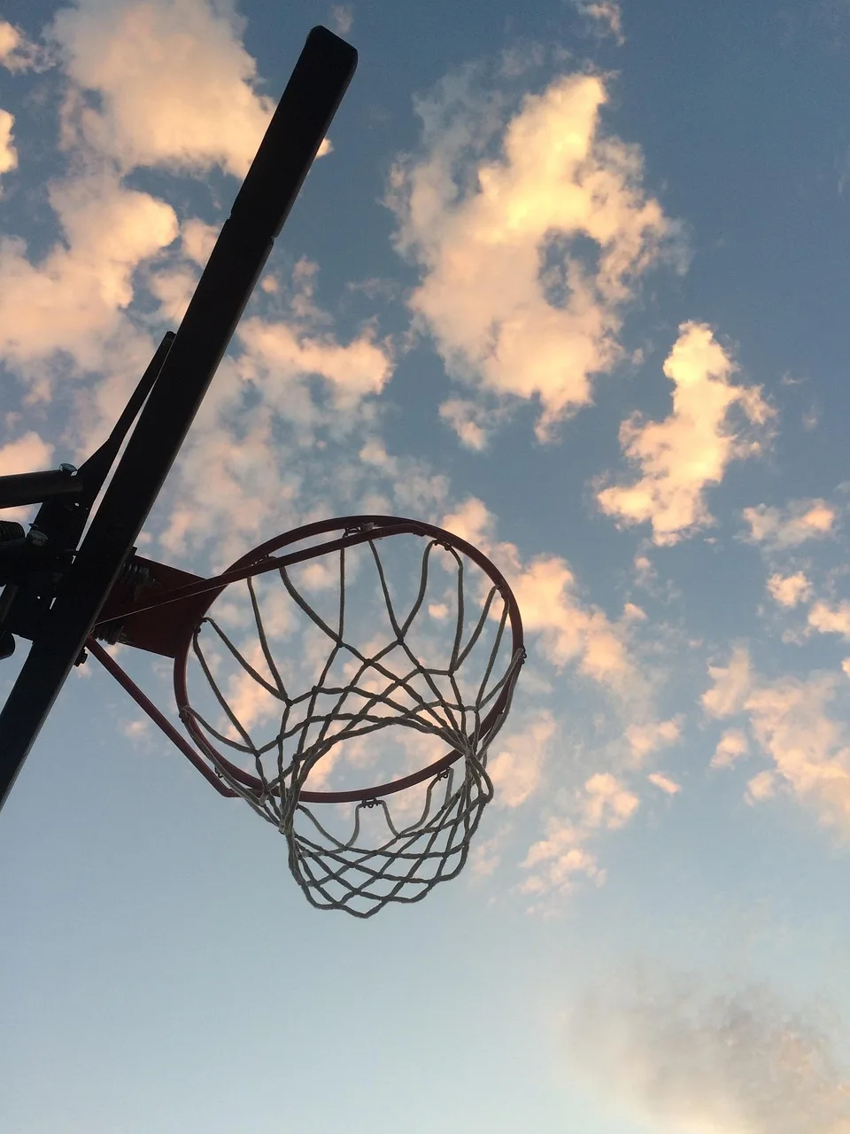 Basketbol sahasında gökyüzü ve pota detayları