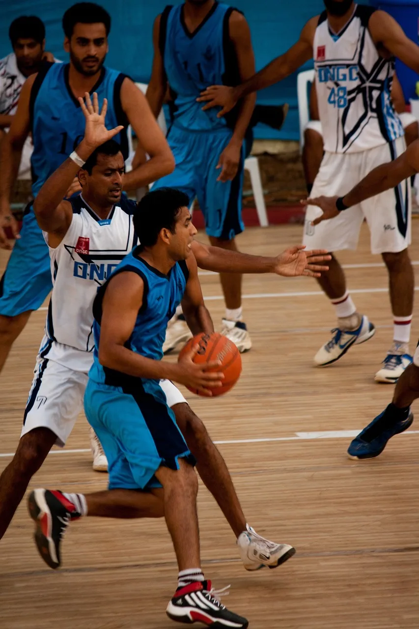 Basketbol sahasında kahverengi takım maçını izleyen gençler