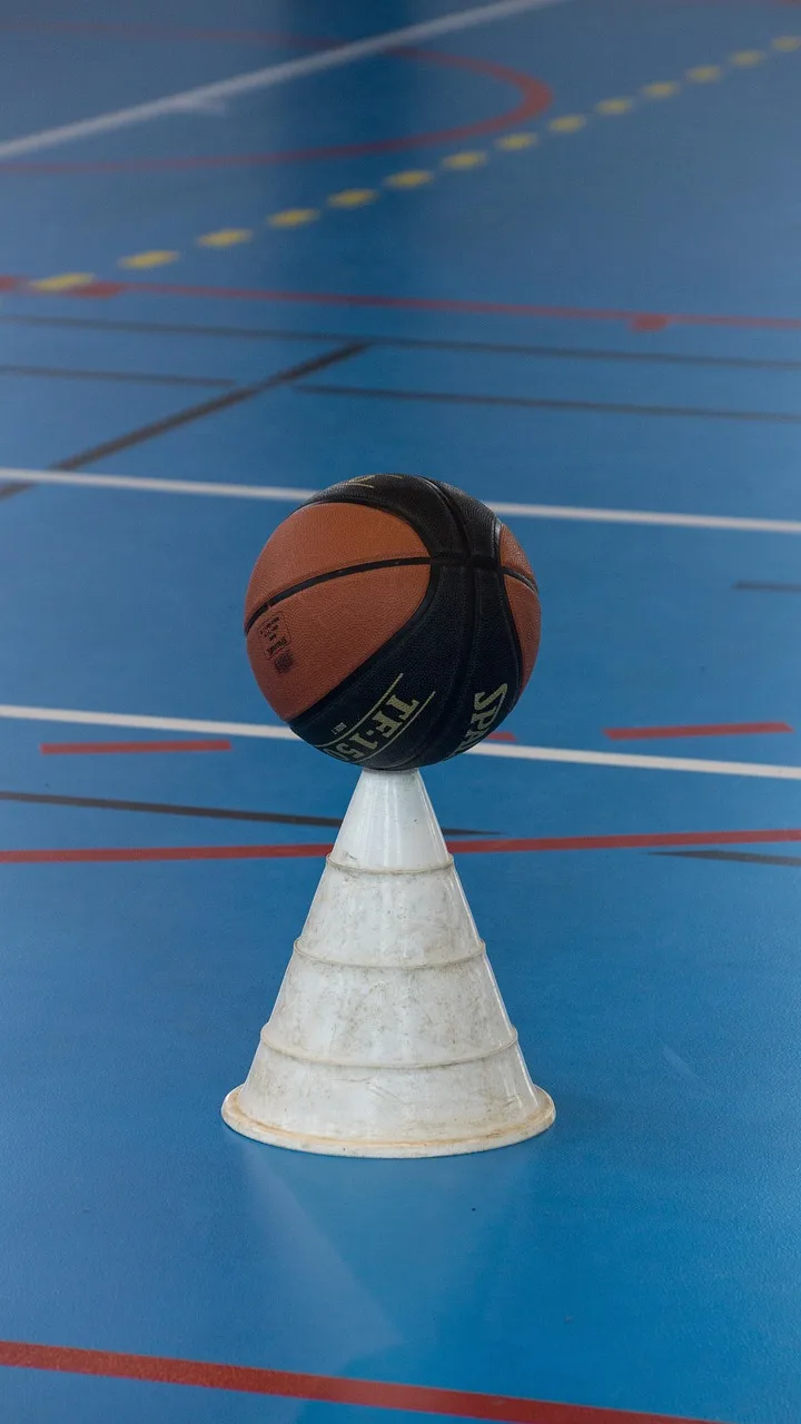 Basketbol sahasında mavi ekipmanlı antrenman