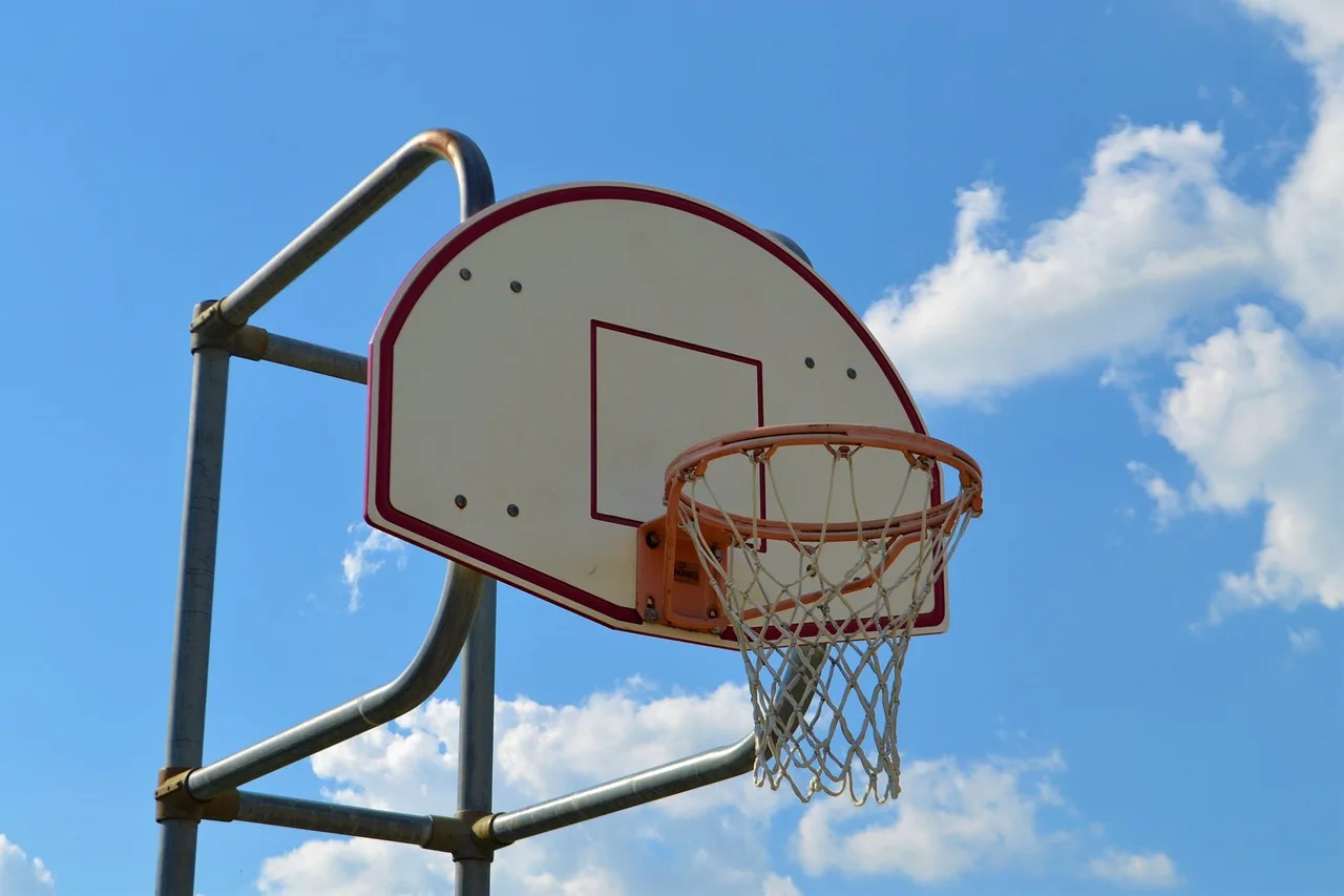 Basketbol sahasında pota ve file - dinamik oyun
