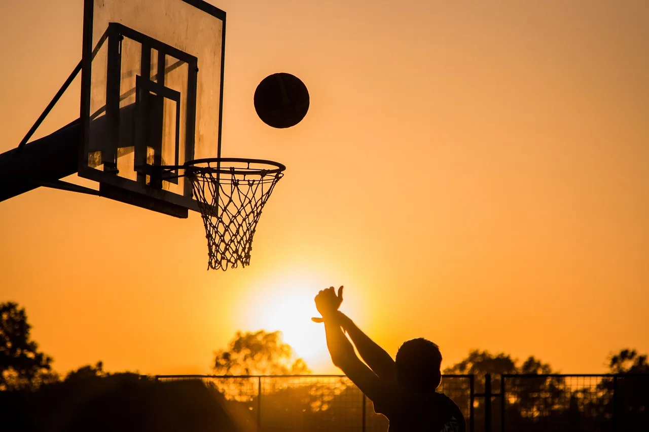 Basketbol sahasında yükselen takım silueti - akşam vakti