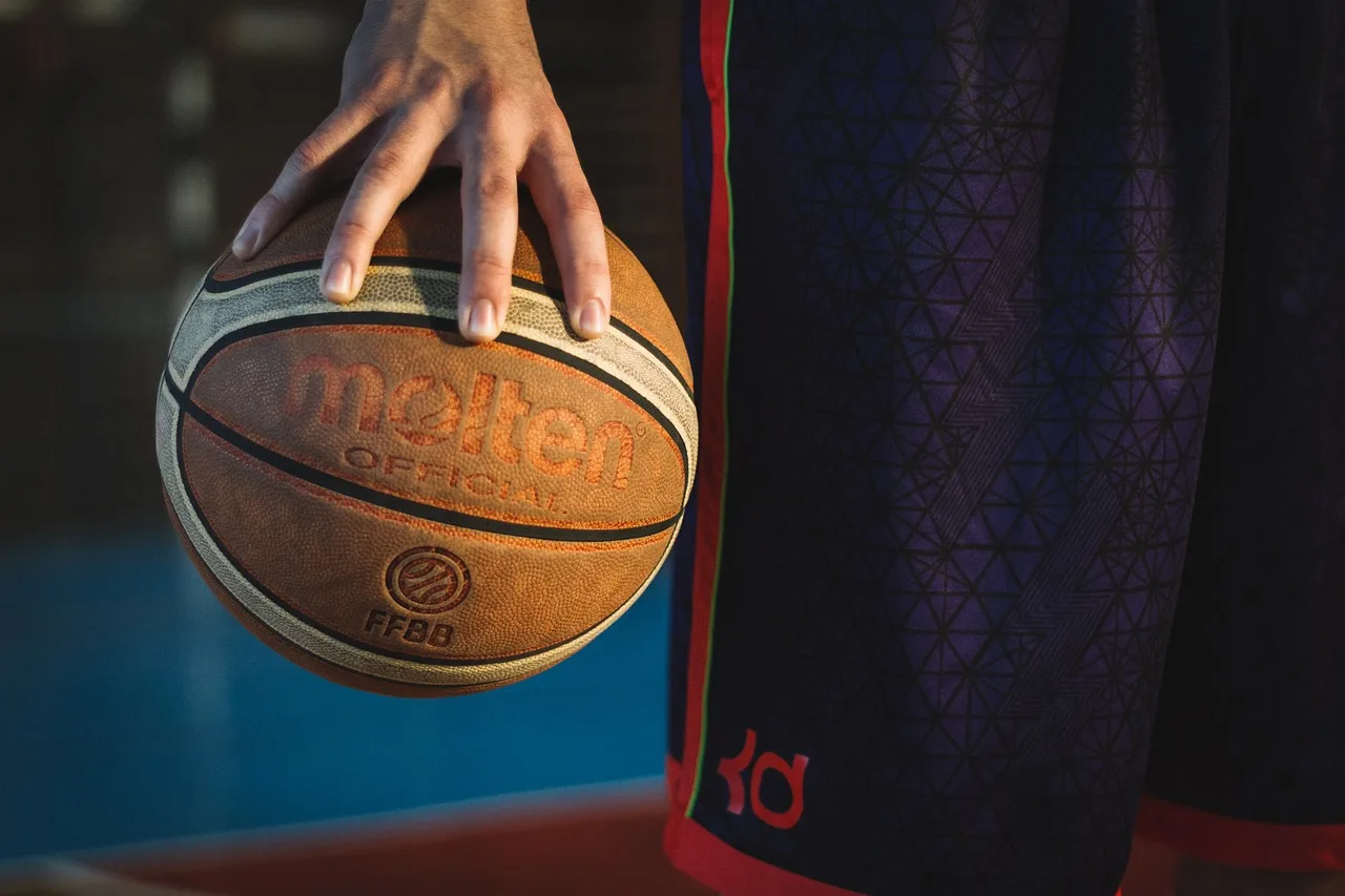 Basketbol topunu tutan atlet - maç anı