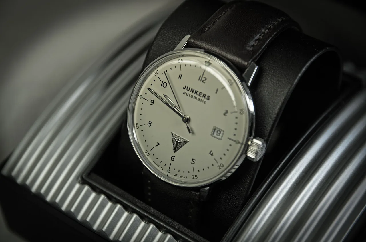 Bauhaus tasarımlı analog saat - modern zaman göstergesi
