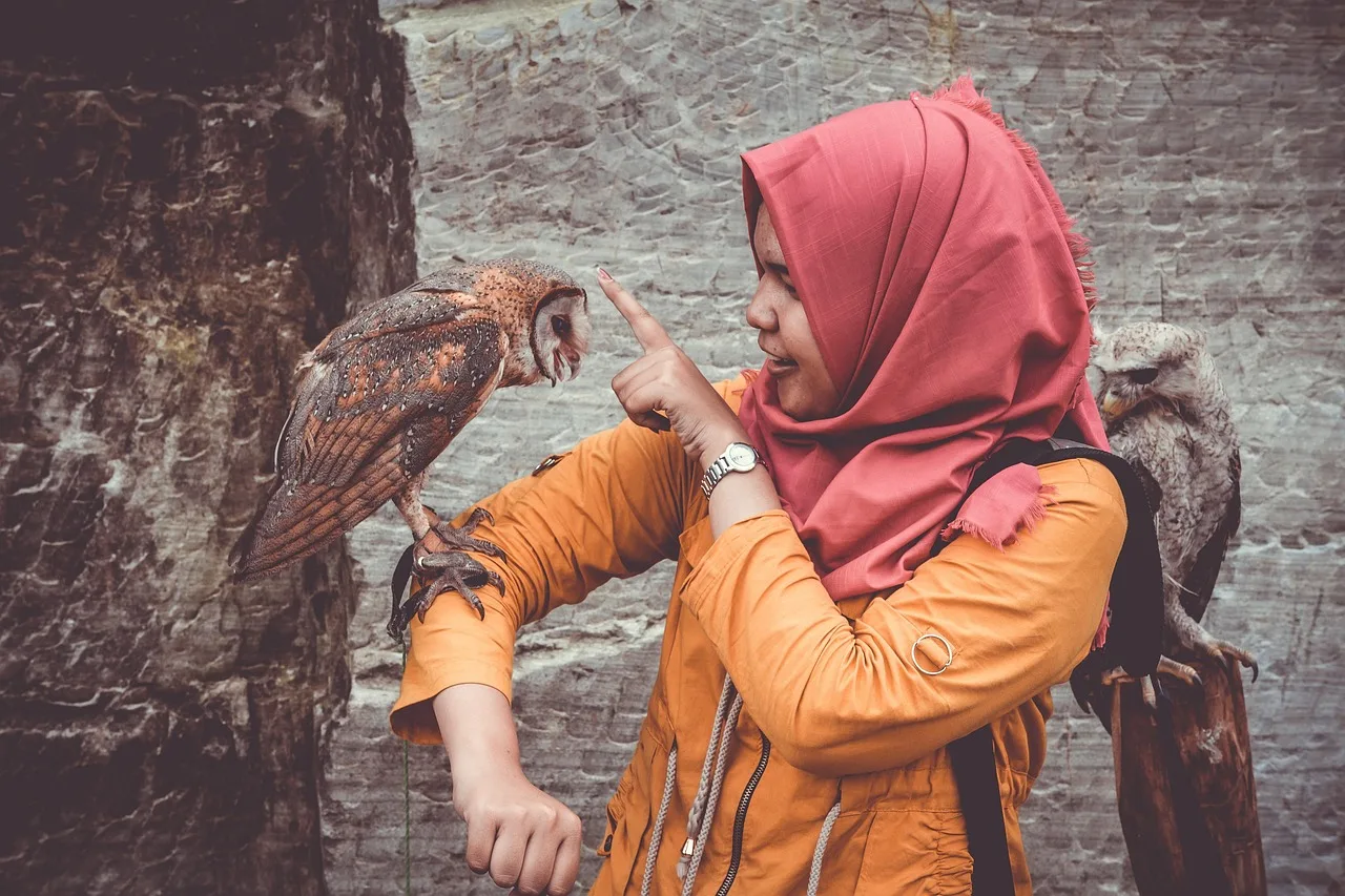 Baykuşlu genç kız fotoğrafı - doğal an