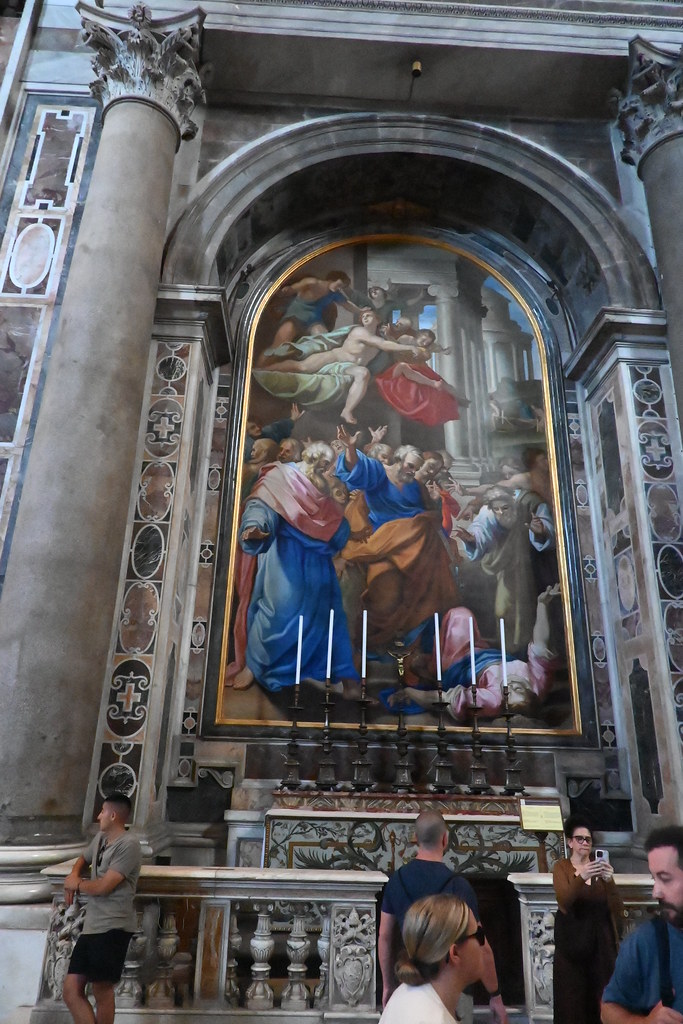 Bazilika İçindeki Tarihi Altar Tablosu ve Mermer Sütunların Görkemli Uyumu