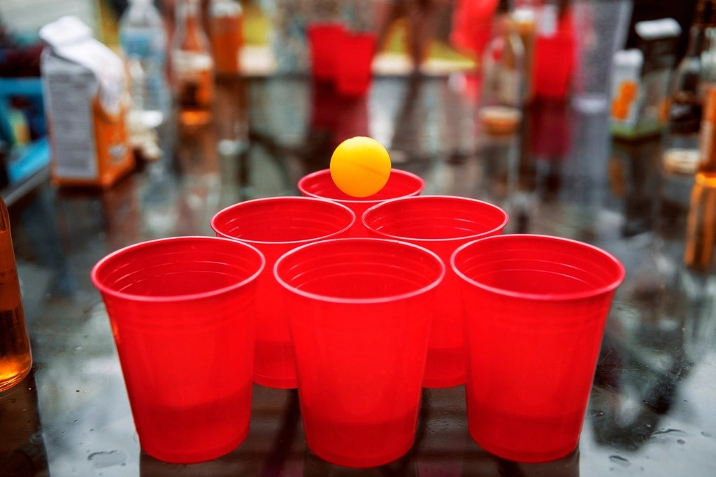 Beer Pong Oyunu Eğlenceli Parti Geceleri İçin Kırmızı Bardaklar ve Sarı Top