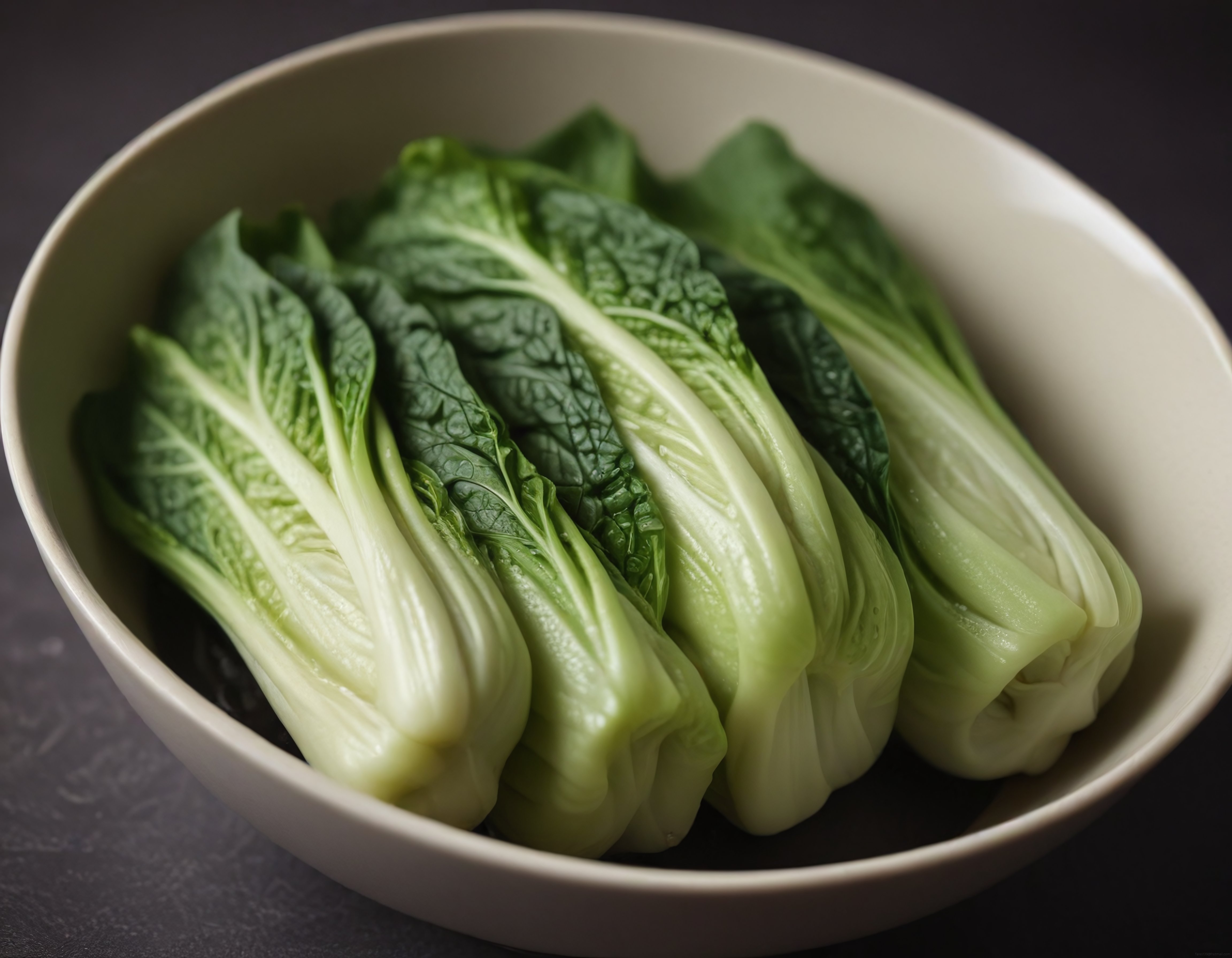 bej kasede taze bok choy yeşil yaprakları ile sağlıklı sebze sunumu