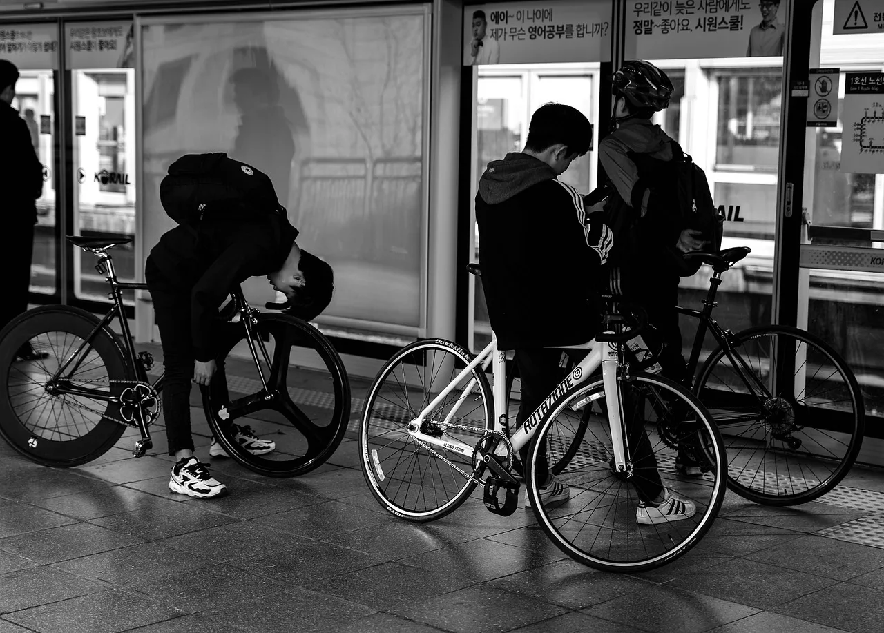 Bekleyen bisikletli arkadaş – şehir metrosu sahnesi