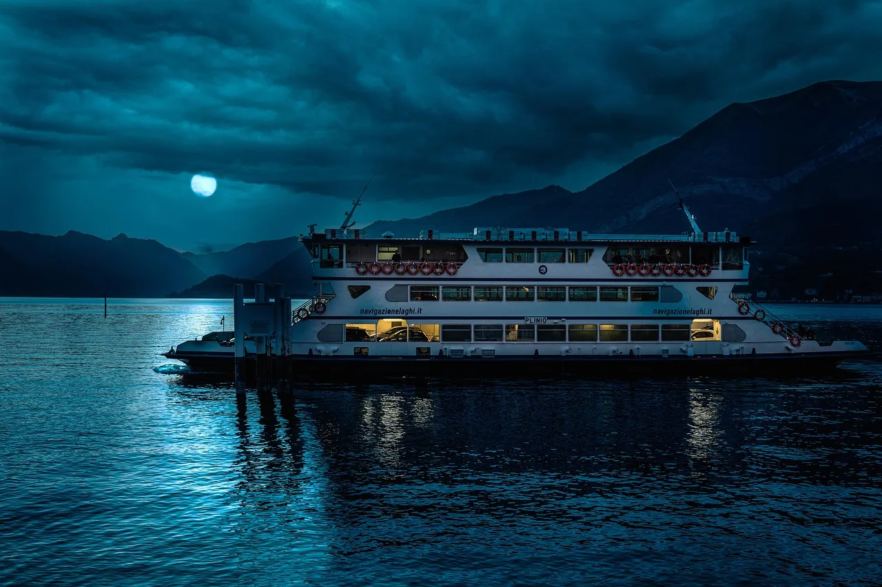 Bellagio göl kıyısında feribot yolculuğu - gece