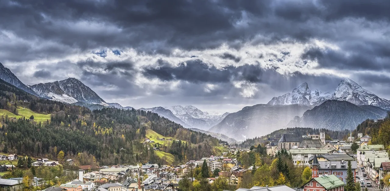 Berchtesgaden Alpleri manzaralı dağ silsilesi panoramik