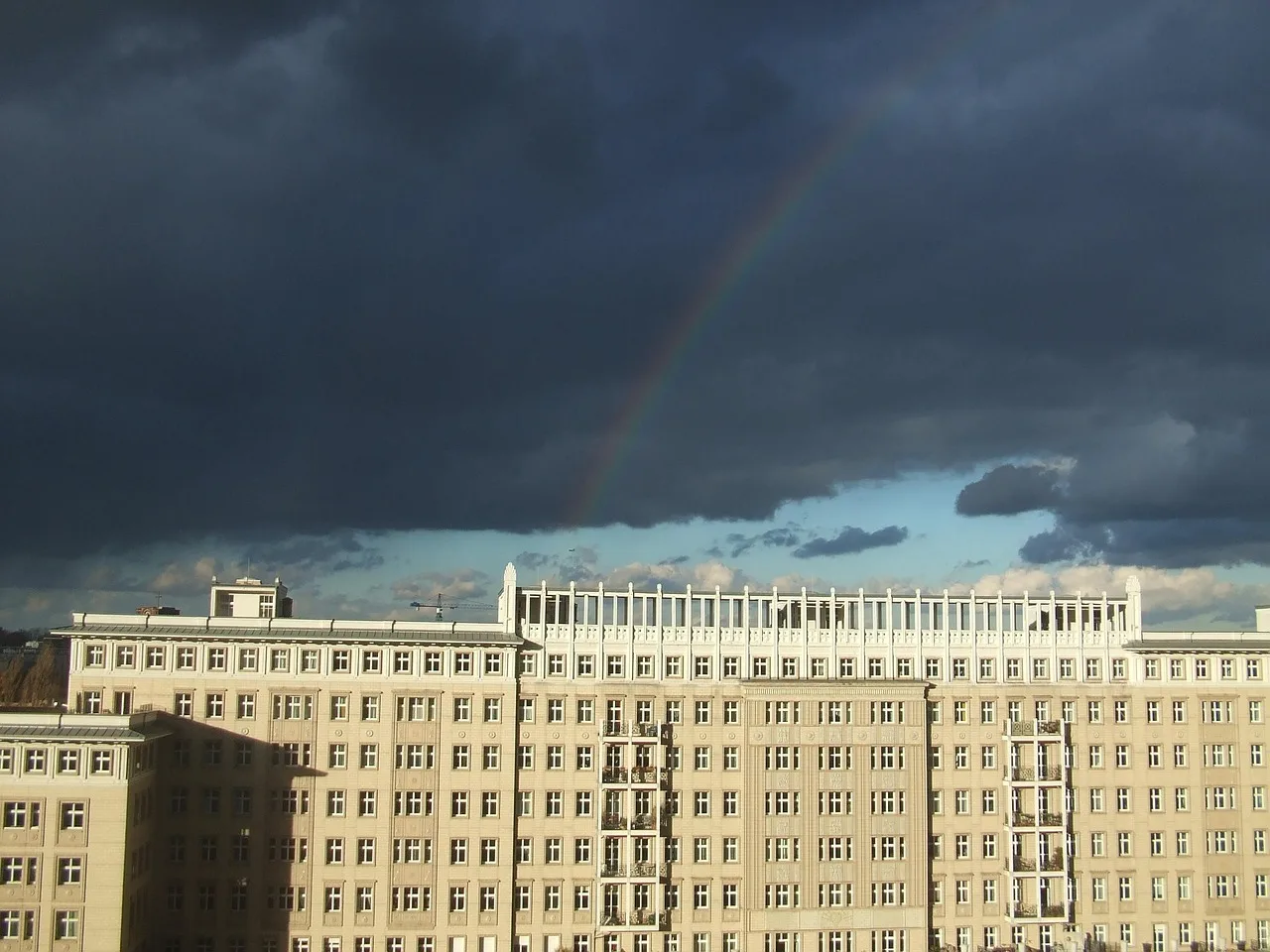 Berlin Karl Marx Allee gökkuşağı manzarası - şehir doğa