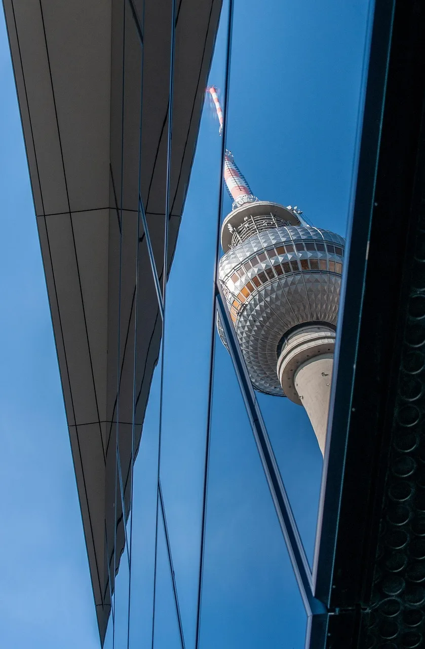 Berlin Televizyon Kulesi mimari detayı ve cam cephe yansıması