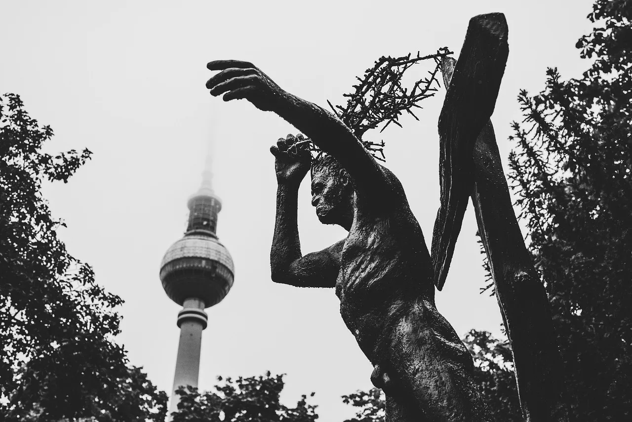 Berlin TV Kulesi önünde İsa heykeli - siyah beyaz