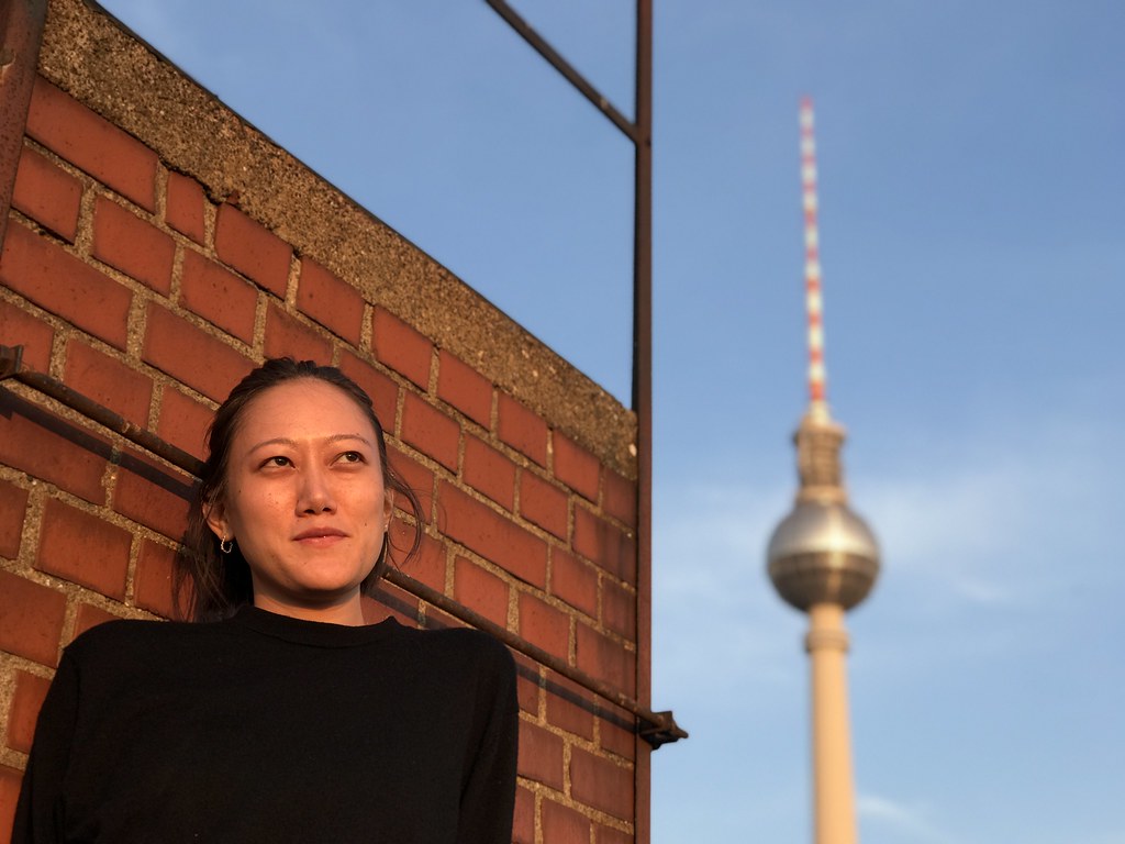 Berlin TV Kulesi Önünde Tarihi Tuğla Duvara Dayanan Genç Kadın Portresi